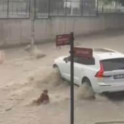 Ankara'da sağanak yağış sele neden oldu! 2 kardeş ölümden döndü