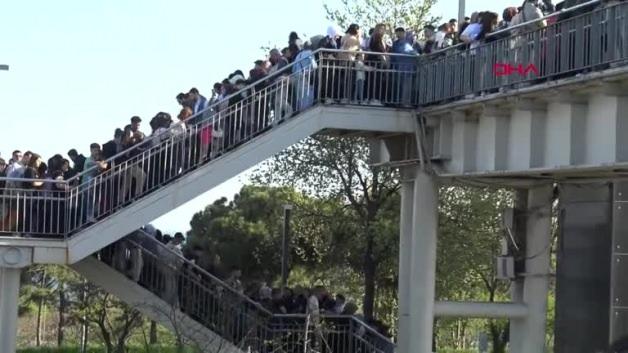 Metrobüs üstgeçidinde yoğunluk izdihama dönüştü