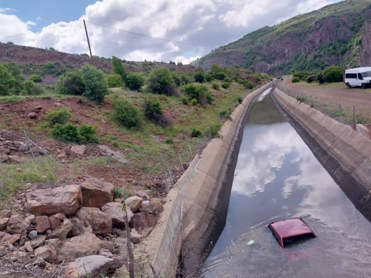 <p>Giresun'da kontrolden çıkan otomobil yamaçtan HES kanalına düştü.</p>
