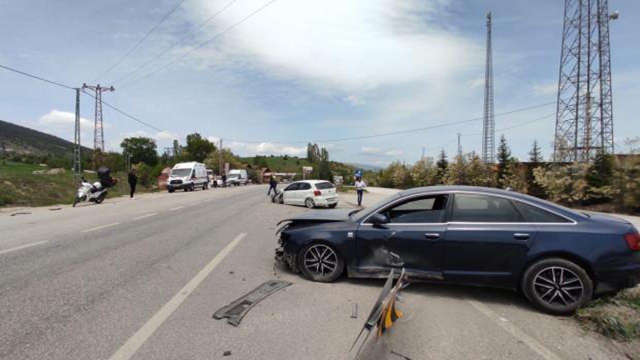 Karabük'te iki otomobil çarpıştı: Yaralılar var!