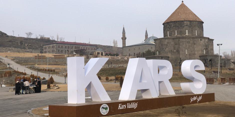 Kars'ın yüzlerce yıllık yapıları yoğun ilgi görüyor