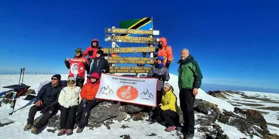 Türk dağcı Kilimanjaro'nun zirvesinde Ay Yıldızlı bayrağı dalgalandırdı