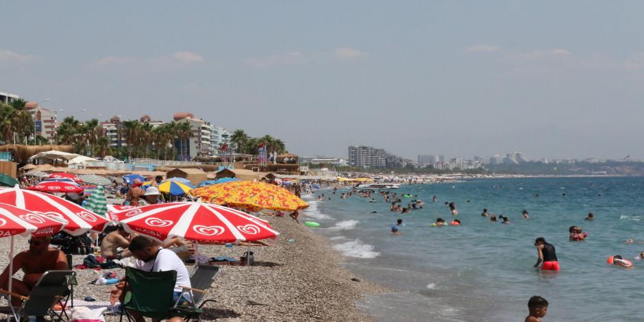 Turizm kenti Antalya’da sahiller tıklım tıklım doldu