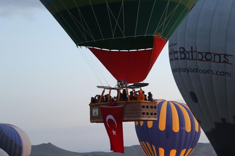 <p>Nevşehir’de turizmin gözdelerinden olan Kapadokya’da sıcak hava balonlarının sepetlerine 19 Mayıs Atatürk'ü Anma, Gençlik ve Spor Bayramı sebebiyle asılan Türk bayrakları göklerde dalgalandı.</p>
